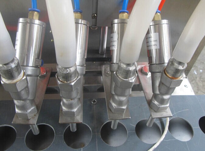 全自动液体灌装机的生产细节
